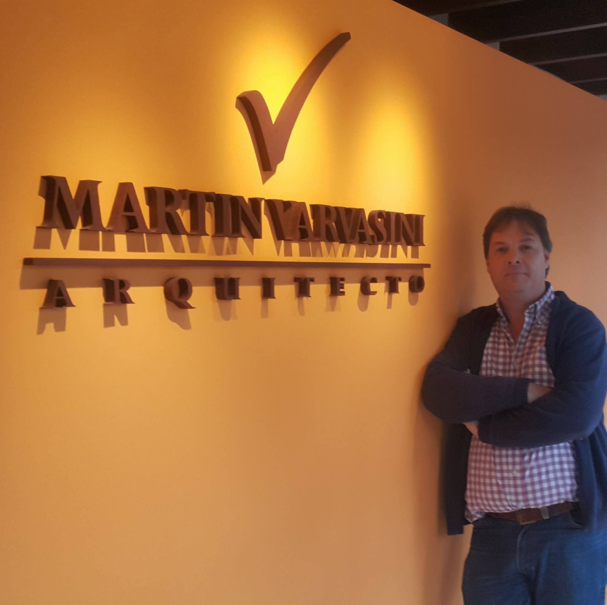 Fotografía profesional de Martín Varvasini en su escritorio